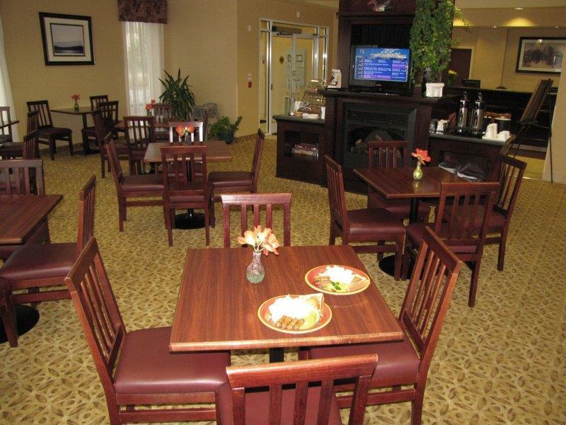 Best Western Plus Muskoka Inn Huntsville Restaurant foto